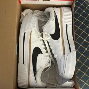 Women’s Nike court legacy left